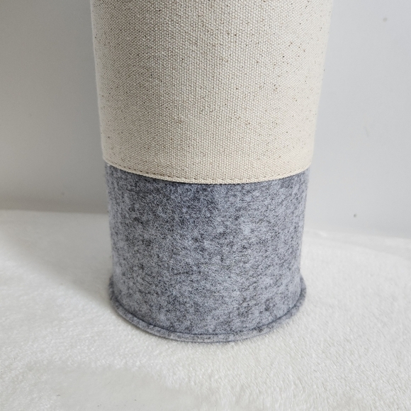 Thirty-One 31 Circular Cream Natural Whisper Gray Felt Wine Bottle Gift Bag - Picture 6 of 10